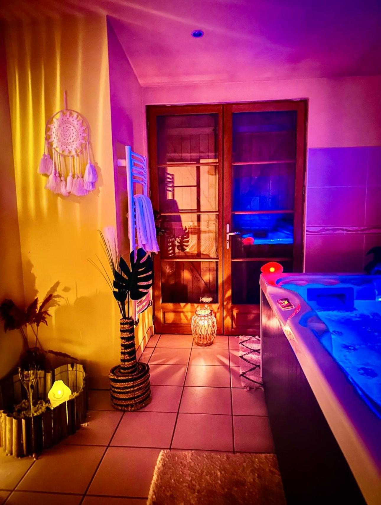 Jacuzzi Bbq Parking Maison Privee Confortable Holiday home Montbouy